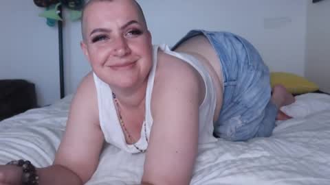 Snapshot of kittykay86 chatting on April 2026 07:03:02 AM Bella Blue BBW online show from April 2026 07:03:02 AM