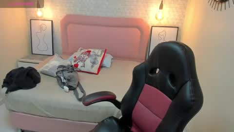  K I T T  Y  online show from December 2025 12:25:02 PM