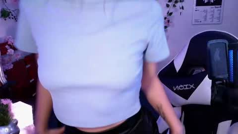 Snapshot of kittyuwu_ chatting on April 2026 04:57:02 AM Kittyuwu online show from April 2026 04:57:02 AM