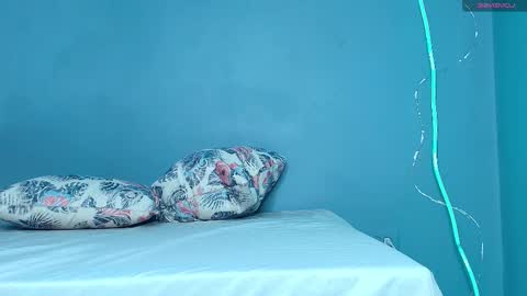 K L O E online show from December 2025 12:43:01 PM