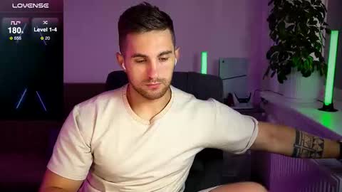 Snapshot of kochka25 chatting on October 2025 08:33:02 AM Sweet boy online show from October 2025 08:33:02 AM