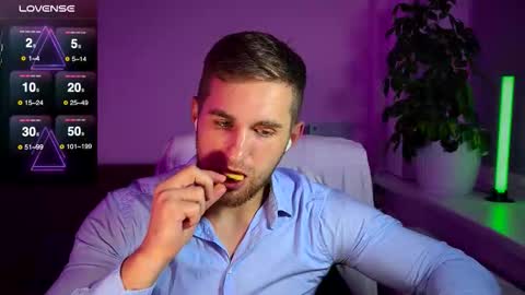 Snapshot of kochka25 chatting on October 2025 10:21:02 PM Sweet boy online show from October 2025 10:21:02 PM