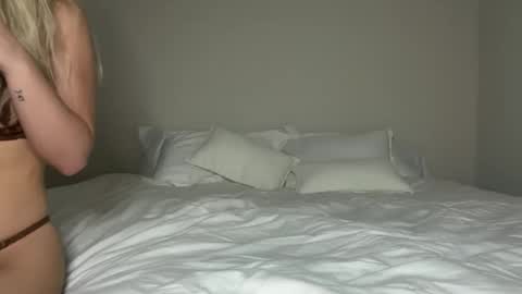 Snapshot of korinaluvv chatting on April 2026 12:15:01 AM Korina online show from April 2026 12:15:01 AM