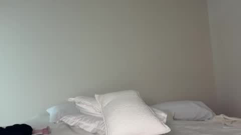 Snapshot of korinaluvv chatting on April 2026 12:02:01 AM Korina online show from April 2026 12:02:01 AM