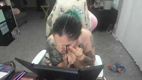 Krista online show from November 2025 10:32:02 PM