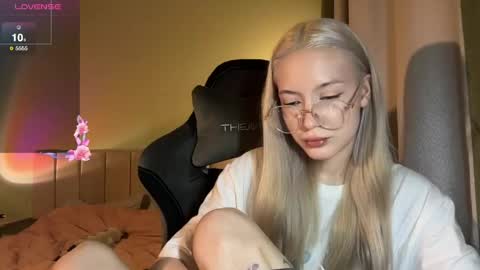 Bella and Alexandra online show from June 2026 11:00:01 PM