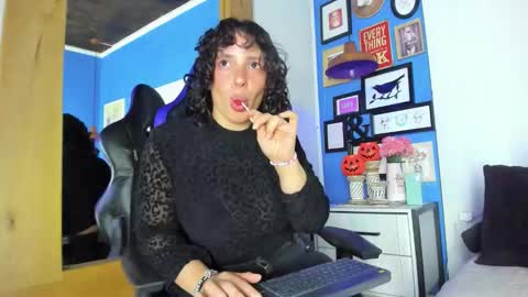 Snapshot of kyes_dreams3 chatting on October 2025 04:16:01 AM ---Keys--- online show from October 2025 04:16:01 AM