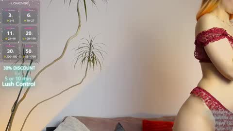 Snapshot of l1ttle_kiki chatting on March 2025 03:18:02 PM Viktoria White online show from March 2025 03:18:02 PM