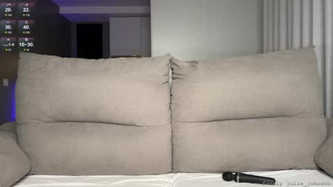 Snapshot of l_0l chatting on February 2026 04:09:01 AM Julie online show from February 2026 04:09:01 AM