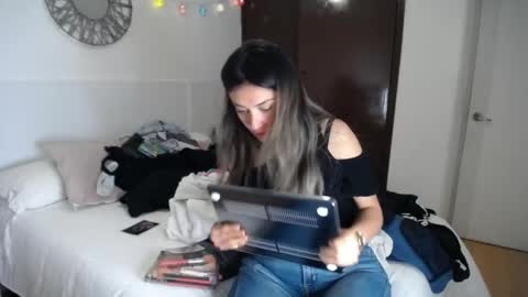 Snapshot of la_rola_ chatting on June 2026 05:42:01 AM Catalina online show from June 2026 05:42:01 AM
