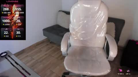  L A R A   online show from September 2025 09:48:02 PM