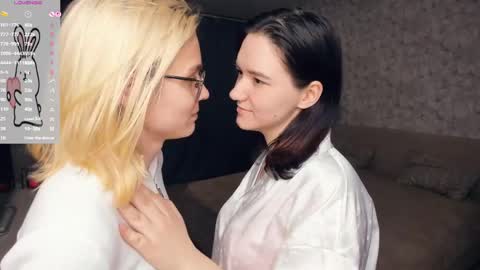 Violet and Isabel online show from May 2026 07:20:01 PM