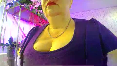 Snapshot of lady_gloria chatting on April 2026 05:11:01 AM Lady Gloria online show from April 2026 05:11:01 AM
