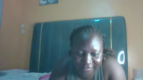 lindah32 online show from October 2025 05:37:01 PM