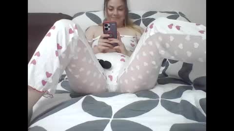 Snapshot of ladymellns chatting on October 2025 11:18:01 PM LadyMellns online show from October 2025 11:18:01 PM