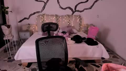 Lady  online show from September 2025 04:58:02 AM