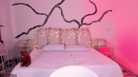 Lady  online show from September 2025 05:20:02 AM