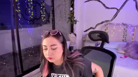 Lady  online show from November 2025 04:56:01 AM