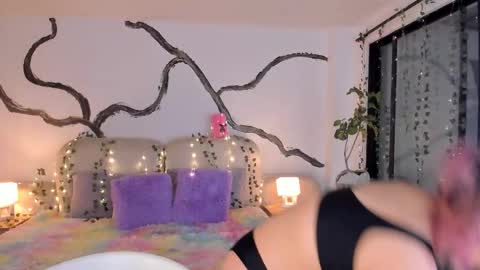 Lady  online show from December 2025 05:28:01 AM