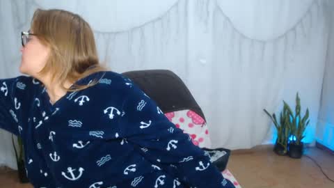 Snapshot of lahurent_weed420 chatting on April 2026 03:49:01 PM paola and a guest lol online show from April 2026 03:49:01 PM