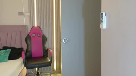 Laura online show from November 2025 12:20:01 PM