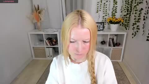 Snapshot of laly_peach chatting on April 2026 11:42:02 AM Laly online show from April 2026 11:42:02 AM