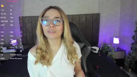 Lana online show from October 2025 05:42:02 AM