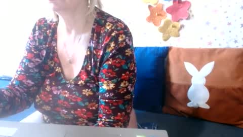 Snapshot of lanalovelyqueen chatting on June 2026 07:33:01 AM LovelyQueen online show from June 2026 07:33:01 AM