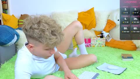 Snapshot of landel_boy chatting on April 2026 08:45:02 AM Lanny online show from April 2026 08:45:02 AM