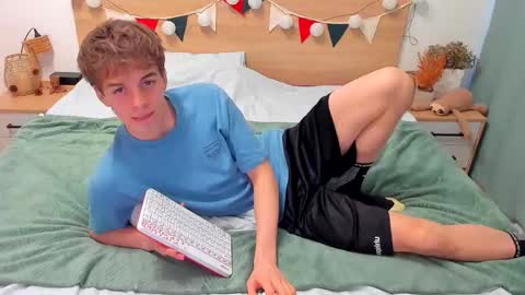 Snapshot of lanny_fandi chatting on November 2025 07:24:02 AM Fandi online show from November 2025 07:24:02 AM