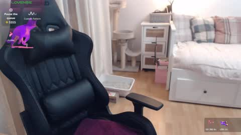 Lara online show from December 2025 07:45:02 PM