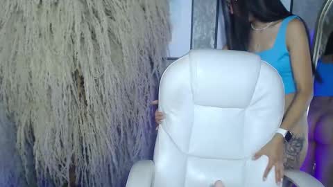 Lara online show from October 2025 07:00:01 PM