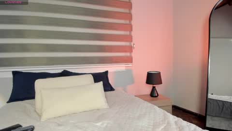 lara_reynolds_ online show from April 2026 08:20:01 PM