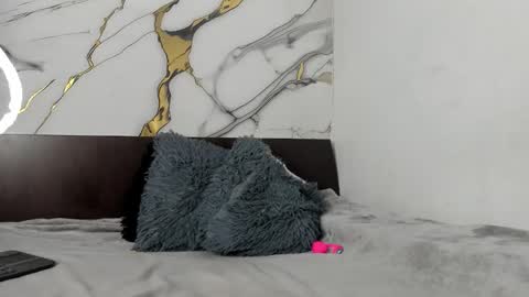 Snapshot of laralmanza chatting on April 2026 01:32:02 PM laralmanza online show from April 2026 01:32:02 PM