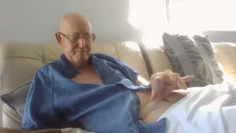 Snapshot of largerthan chatting on March 2026 11:15:01 PM largerthan- say hi on entry online show from March 2026 11:15:01 PM