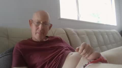 Snapshot of largerthan chatting on April 2026 04:35:01 AM largerthan- say hi on entry online show from April 2026 04:35:01 AM