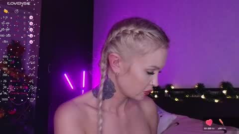 Snapshot of larine_morgan chatting on December 2024 02:40:02 PM LarineGMT7  UTC6  online show from December 2024 02:40:02 PM