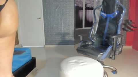 Snapshot of larossx chatting on October 2025 08:40:02 PM online show from October 2025 08:40:02 PM