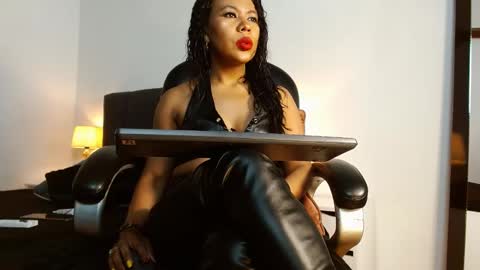Snapshot of laryssa_swayer chatting on October 2025 01:29:02 PM Laryssa online show from October 2025 01:29:02 PM