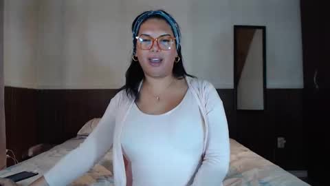 Snapshot of latinaflower_ts chatting on April 2026 08:28:02 PM FLOR SALVAJE online show from April 2026 08:28:02 PM