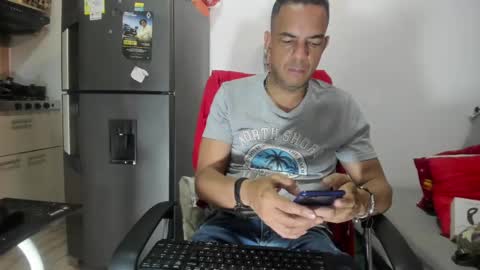 latinmartin73 online show from December 2024 06:40:01 PM