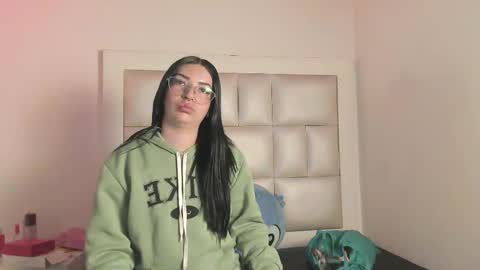 laura__js_ online show from November 2025 04:23:02 AM