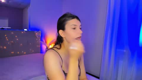 Snapshot of laura__leee chatting on April 2026 05:22:01 AM Laura online show from April 2026 05:22:01 AM