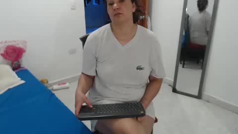 Snapshot of laura_foxx2379 chatting on November 2025 06:32:01 PM laura_foxx2379 online show from November 2025 06:32:01 PM