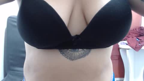  Laura  online show from October 2025 03:23:02 PM