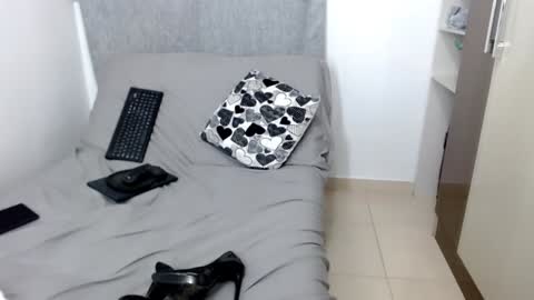 Snapshot of laura_pervert_ chatting on January 2025 12:34:02 AM Laura online show from January 2025 12:34:02 AM