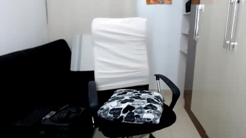 Snapshot of laura_pervert_ chatting on February 2025 04:14:01 AM Laura online show from February 2025 04:14:01 AM