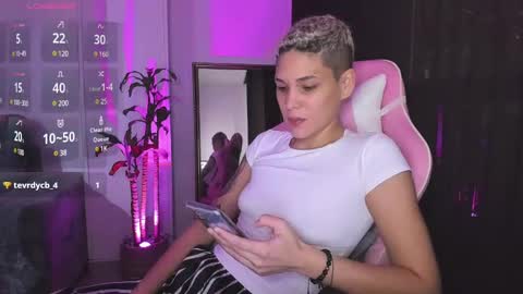 Snapshot of laura_r23 chatting on December 2024 02:08:02 AM Laura Rose online show from December 2024 02:08:02 AM