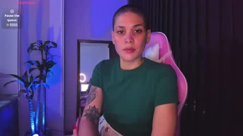 Snapshot of laura_r23 chatting on December 2024 06:17:02 AM Laura Rose online show from December 2024 06:17:02 AM