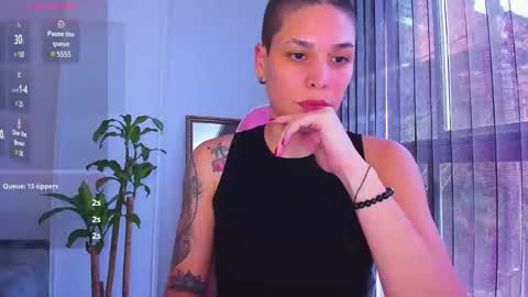 Snapshot of laura_r23 chatting on December 2024 03:48:02 PM Laura Rose online show from December 2024 03:48:02 PM